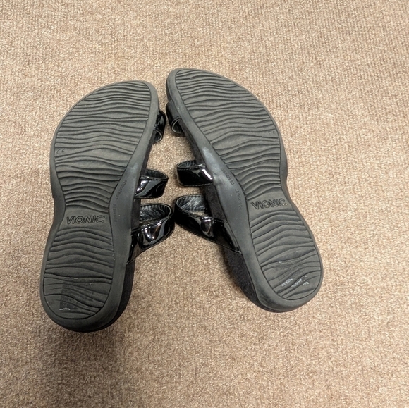 VIONIC (Size 7) Black Buckle Slide Sandals - Picture 6 of 7